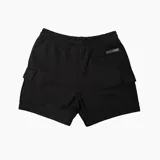 Short de hombre color negro, de corte holgado, con cintura elástica ajustable con cordón, bolsillos laterales tipo cargo con solapa y logo de la marca en etiqueta cosida en la pierna derecha.