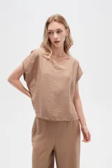 Blusa color marrón claro de viscosa con cuello en V y mangas cortas.