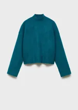 Jersey de punto color verde azulado, con cuello alto y mangas largas. Diseño recto y sin cierre.