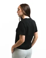Remera negra de algodón orgánico con cuello redondo y corte cuadrado.