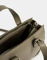 Cartera tipo city color verde oliva, de cuerina, con correa regulable y desmontable, doble asa superior con hebillas, cierre superior y hebillas laterales decorativas.