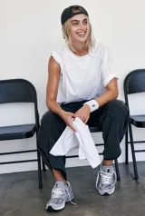 Camiseta blanca de algodón con mangas cortas enrolladas.