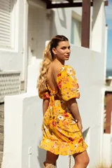 Vestido corto azul eléctrico con escote en V, mangas abullonadas 3/4, frunce central y volados en el ruedo.