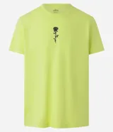Remera color amarillo flúor de corte recto, con cuello redondo y manga corta. Presenta un bordado de una rosa negra en el lado izquierdo del pecho.