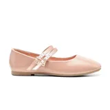 Zapato tipo ballerina de charol negro, con punta cuadrada y doble tira sobre el empeine con hebillas plateadas.