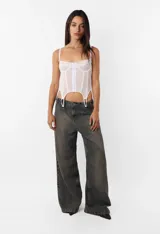 Corset negro de breteles finos y copas preformadas, con cierre frontal de ganchos y ballenas.