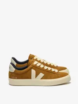 Zapatillas Veja modelo Campo color marrón, con logo lateral en blanco, capellada de ante y suela de goma color crema.