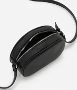 Bolso camera bag pequeño de poliuretano color negro, con forma redondeada, correa ajustable, bolsillo delantero y cierre superior.