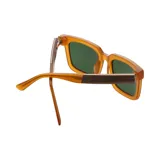 Lentes de sol rectangulares color miel con lentes verdes.