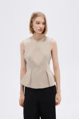 Blusa color crudo sin mangas con peplum.