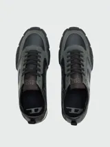 Zapatillas deportivas Diesel modelo S-Pagodha, combinando paneles de cuero liso y gamuza en tonos verde militar y negro. Presentan una puntera robusta y suela gruesa con relieve en color negro.