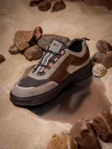 Zapatillas urbanas Hush Puppies edición limitada de Star Wars, inspiradas en Luke Skywalker. Diseño en tonos arena, beige, gris y marrón, con detalles en cuero y descarne.