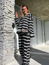 Conjunto de buzo y pantalón a rayas horizontales blancas y negras. El buzo es de corte amplio y el pantalón es recto.