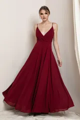 Vestido largo color borgoña, con breteles finos, escote en V cruzado y falda amplia con vuelo.