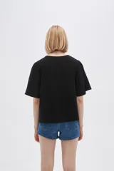 Blusa color crema de viscosa con escote en V y mangas cortas acampanadas.