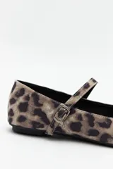 Balerinas con estampado animal print, tira sobre el empeine con hebilla metálica ajustable y suela confortable acolchada.