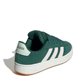 Championes Adidas Grand Court Alpha color verde oscuro con las tres tiras laterales en blanco y suela blanca con base marrón.