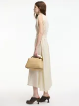 Vestido túnica largo color bordó, de corte amplio, con cuello redondo y bordados en cuello y sisas. Incluye lazo ajustable en la cintura.