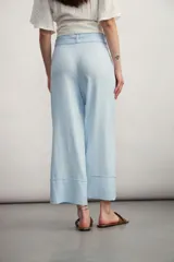 Pantalón blanco de corte ancho, con bolsillos laterales y lazo en la cintura.