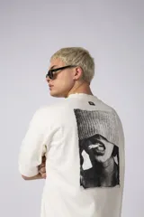 Remera negra oversize de algodón premium con cuello redondo y mangas cortas. Presenta un logo bordado en el frente y un parche estampado en la espalda.