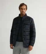 Campera puffer negra de poliamida con cuello alto y bolsillos frontales.