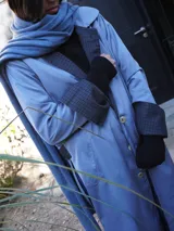 Impermeable largo color celeste con detalles en tweed en puños y solapa.