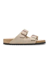 Sandalias de estilo clásico, diseño con dos tiras y hebillas, forradas con material suave.