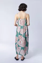 Vestido largo de algodón con estampado de hojas en tonos verde y rosa. Tiene tirantes finos y escote recto con fruncido.
