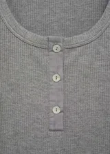 Vestido corto gris de tejido de punto de canalé, con cuello redondo abotonado y mangas cortas.