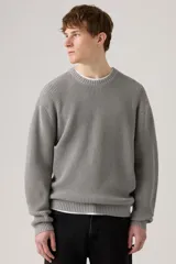 Sweater de punto gris con cuello redondo y textura tipo waffle.