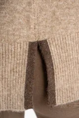 Sweater negro de tejido grueso con cuello alto acanalado. Presenta una franja decorativa en las mangas y el cuello en hilo marrón con brillo (lurex).