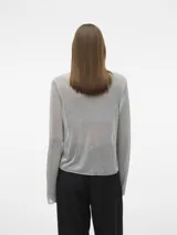 Remera plateada de tejido de punto calado con hilos metálicos, cuello redondo y mangas largas.