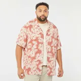 Camisa de manga corta color salmón con estampado de flores blancas, cuello americano y corte recto.