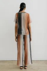 Pantalón de red con forro color marrón, blanco y negro, de corte palazzo.