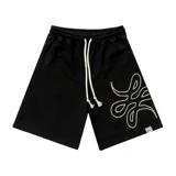 Bermuda negra de algodón con corte oversize y logo trigrama bordado en blanco en la pierna derecha.