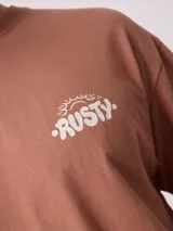 Remera negra de algodón con estampado del logo de la marca Rusty en el frente.