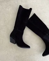Bota alta de caña recta, color negro, con taco cuadrado y punta fina.