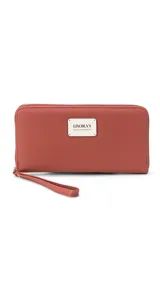 Billetera larga negra con cierre perimetral y placa metálica con logo. Posee múltiples compartimentos internos para tarjetas y documentos, además de un bolsillo con cierre interior. Incluye correa de mano desmontable.