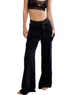 Pantalón casual negro de tiro alto y corte recto, con bolsillos definidos.