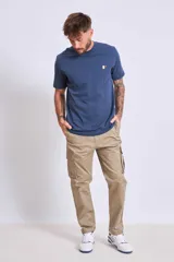 Pantalón cargo color beige, de corte recto, con bolsillos laterales con fuelle y cierre de solapa.
