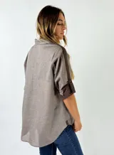 Camisa manga 3/4 color lila con detalles en color borgoña en cuello, hombros y puños.