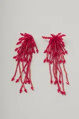Par de aros colgantes con cuentas rojas.