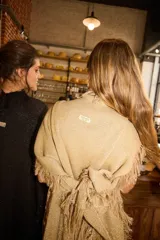 Chal tejido en algodón color negro con flecos en los bordes.