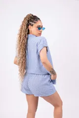 Short celeste a rayas verticales blancas, de lino con lycra.