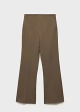 Pantalón de vestir color beige de corte palazzo, tiro medio y tejido ligero.
