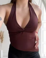 Top color bordó con escote halter y detalle de nudo en el centro del busto.