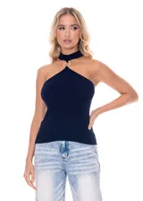 Top musculosa azul marino de tejido de punto acanalado, con cuello halter y detalle de aro metálico plateado.