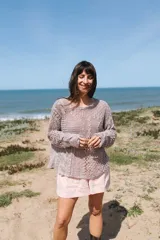 Sweater de lino azul marino, tejido a mano con diseño de patchwork de cables, silueta holgada, manga larga, cuello a la base y largo a la cadera.