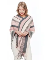Poncho de tejido de punto color beige y salmón con diseño de rayas diagonales y cuello en V. Presenta terminación con flecos en el ruedo.