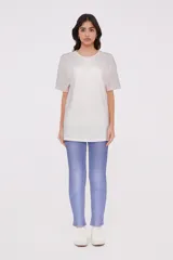 Remera celeste de algodón, de corte holgado, manga corta y cuello redondo.